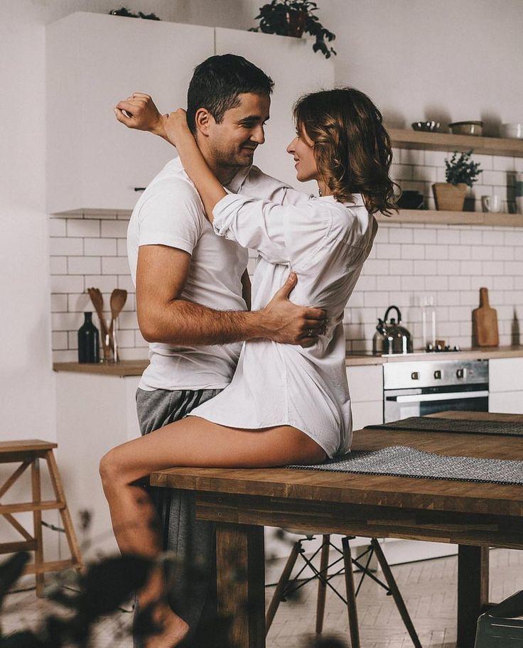 Шикарный хардкор секс брюнетки с ее молодым человеком на кухне