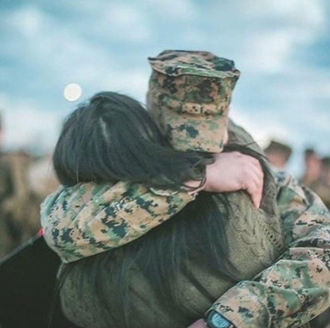 Рука в военной форме. Солдат обнимает. Девушка солдат. Любовь солдата. Девушка ждет солдата.
