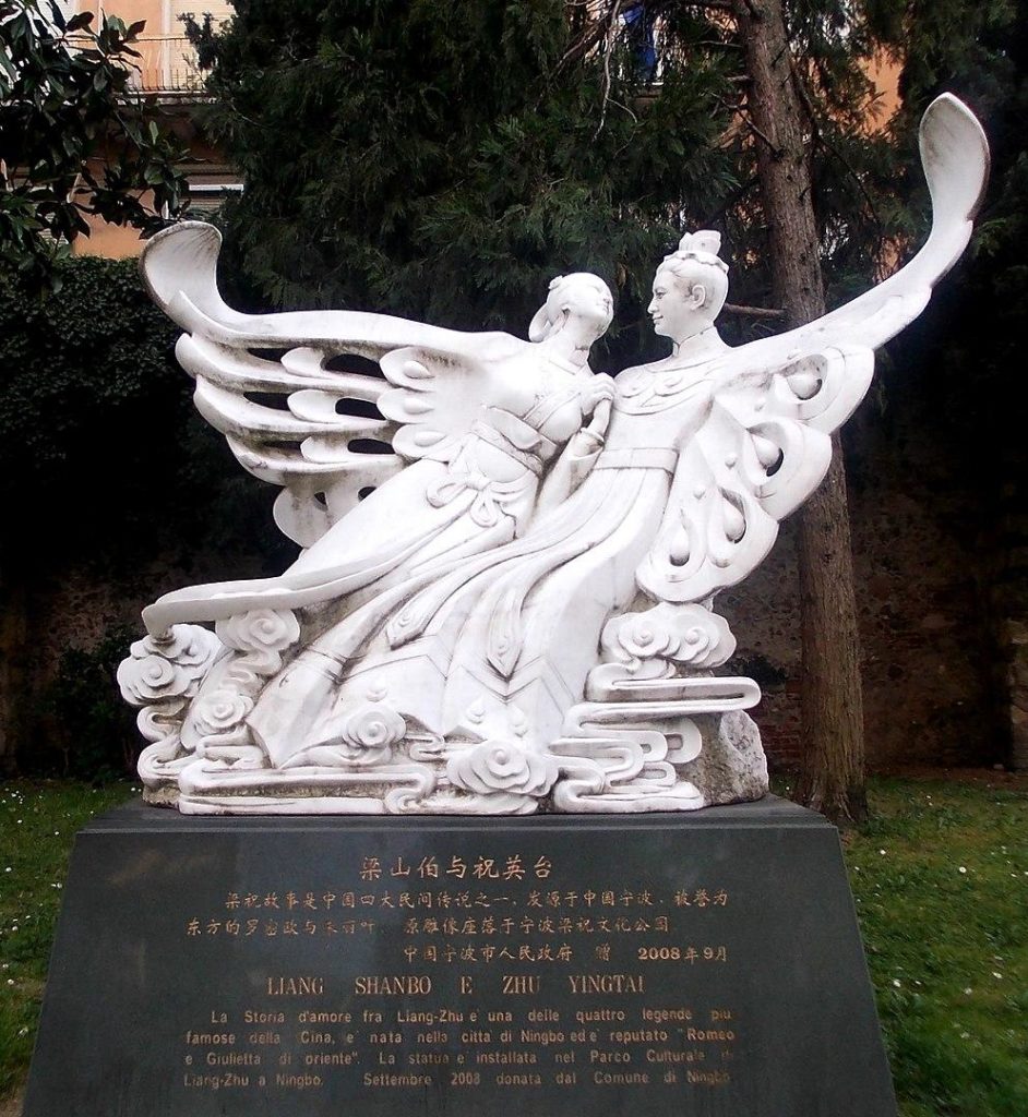 Монумент Лян Шаньбо и Чжу Интай около Гробницы Джульетты в Вероне, Италия
