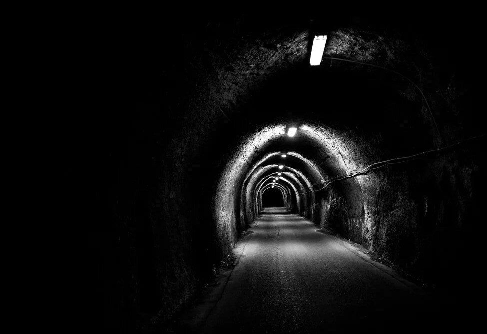 Страшный туннель. Мрачный туннель. Темные туннели. Тёмный тоннель страшный. Конец темнота